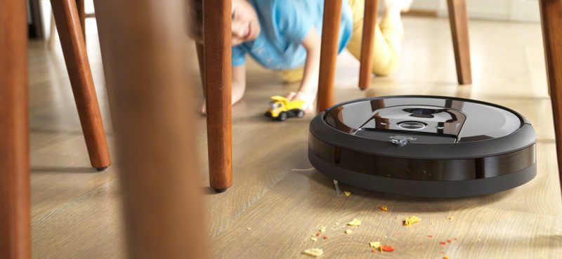 Robot hút bụi Irobot iRobot Roomba i7+ hút rác ở gầm bàn
