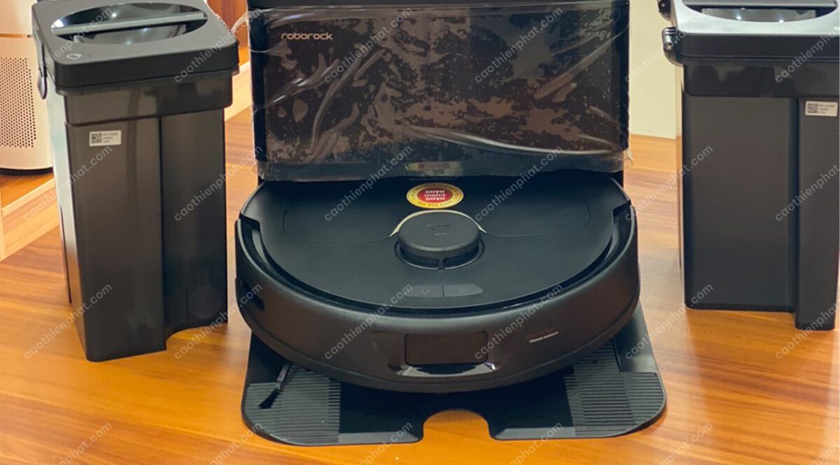 Lập bản đồ mang lại những lợi thế đáng kể. Được trang bị sơ đồ mặt bằng, robot hút bụi có thể vẽ đường đi hiệu quả nhất qua các phòng, đó là lý do tại sao các loại robot hút bụi lập bản đồ dường như di chuyển theo các đường thẳng có trật tự hơn so với các mô hình không lập bản đồ của chúng.
Lập bản đồ cũng cho phép robot hút bụi tự định vị trong bản đồ, thông báo cho nó biết nó đã ở đâu và nơi nó cần phải đi. Và nếu pin của máy hút cạn gần hết công việc, nó có thể quay trở lại đế để sạc lại, sau đó tiếp tục lại nơi đã dừng. Kết quả của tất cả những điều này là làm sạch nhanh hơn, kỹ lưỡng hơn và đồng đều.
Camera hồng ngoại trên Roborock Q Revo