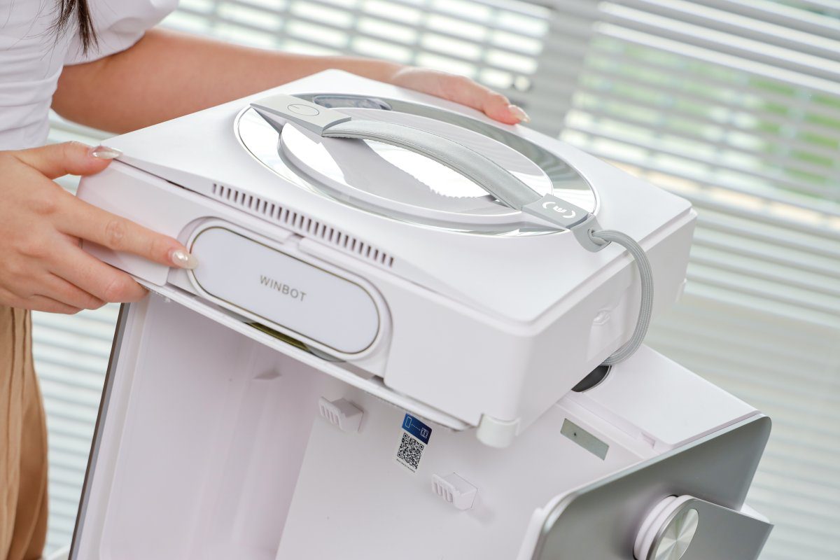 Robot lau kính Ecovacs Winbot W2 OMNI